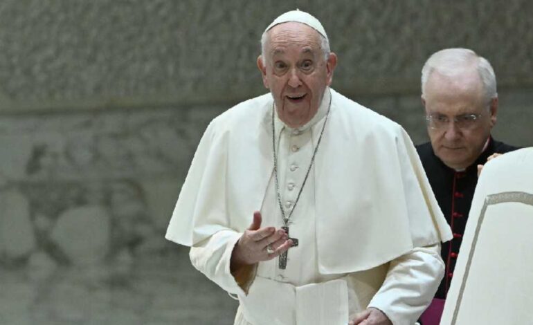 Papa Francisco llama reaccionaria y politizada a la Iglesia católica