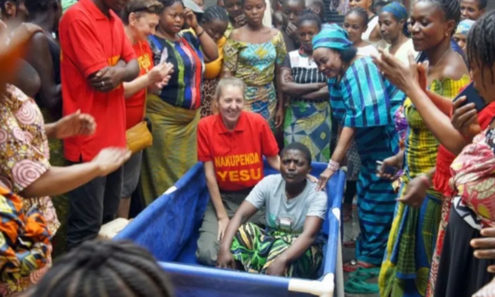 Bruja en África se bautiza tras aceptar a Jesús
