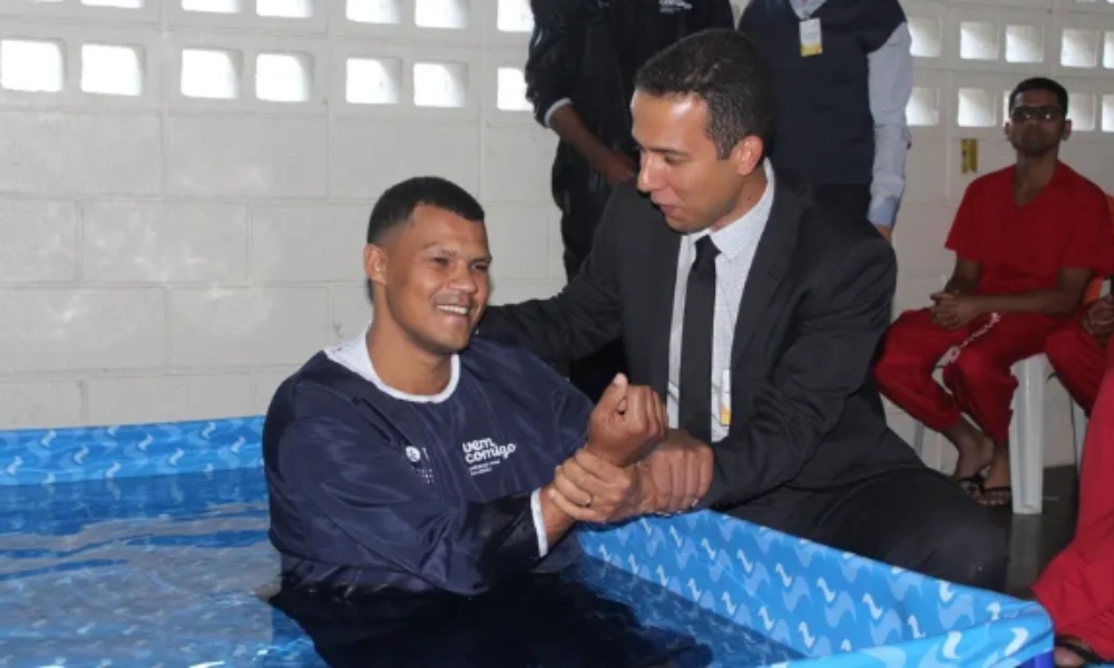 Iglesia bautiza presos tras estudio bíblico: “Nueva vida en Cristo”