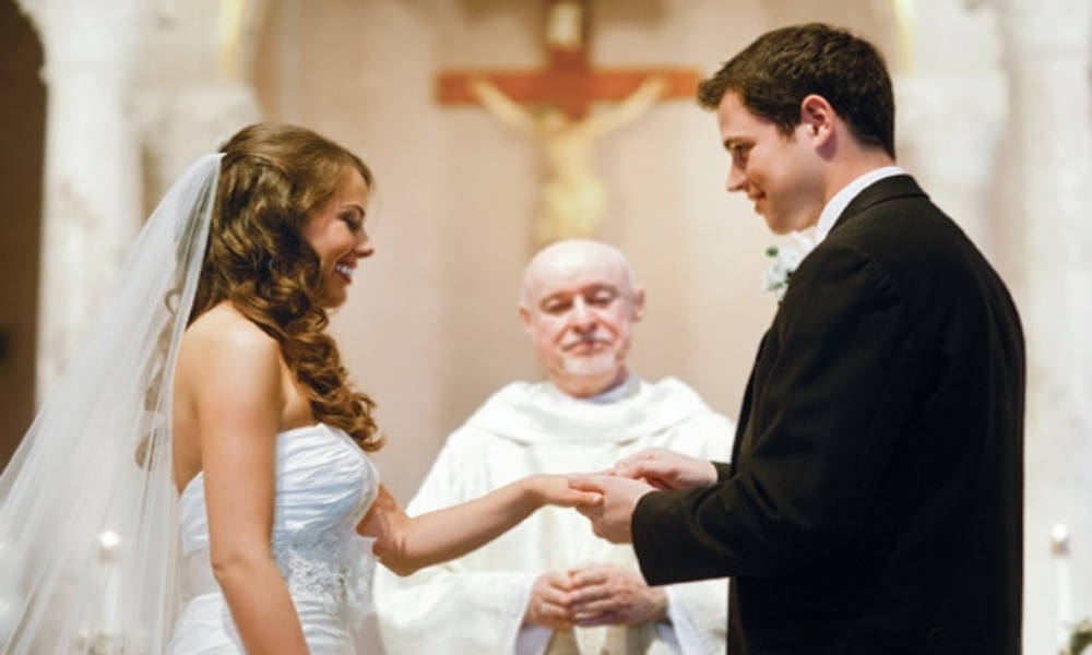 ¿Deberían los cristianos casarse con personas de otra fe?