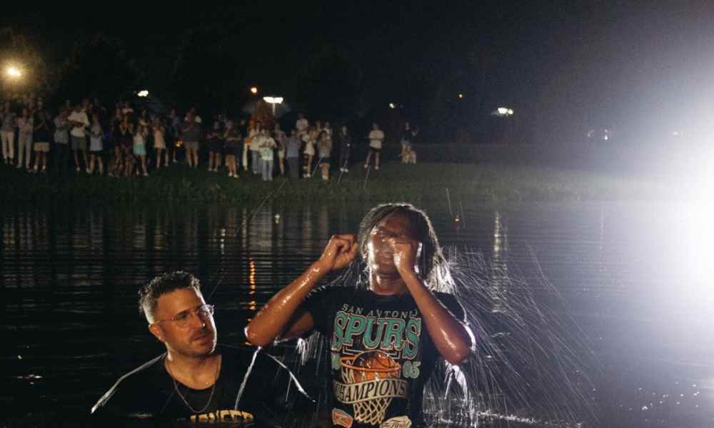 Cientos de universitarios aceptan a Cristo y se bautizan en EE.UU.