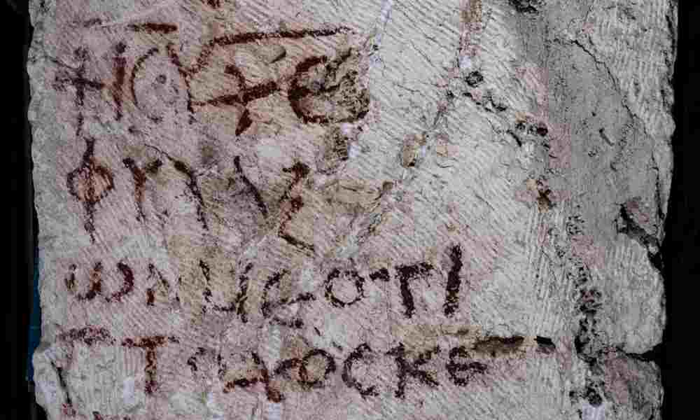 Descubren antigua inscripción de un versículo de la Biblia
