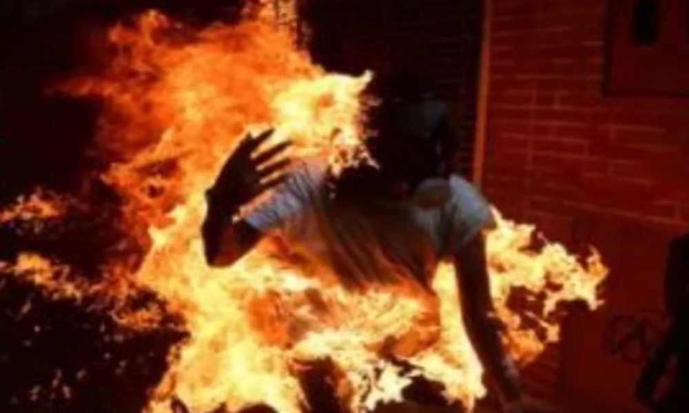 Pastor le prende fuego a una mujer tras realizarle una liberación