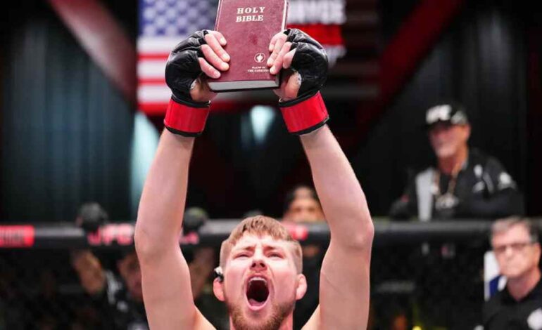 Luchador celebra su primera victoria en la UFC mostrando su Biblia 