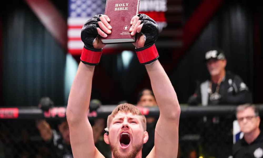 Luchador celebra su primera victoria en la UFC mostrando su Biblia 