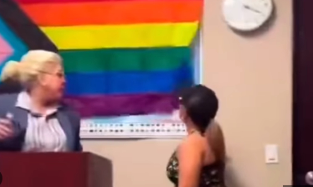 Madre va a la escuela y confronta a maestra por tener bandera LGBT