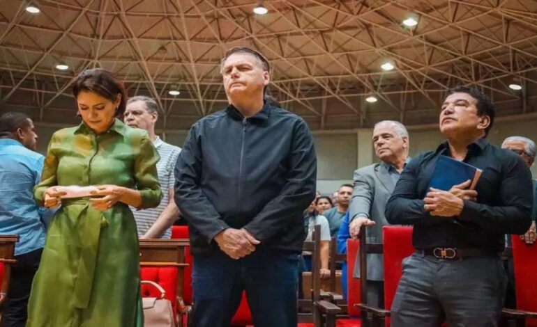 Michelle Bolsonaro llora en culto: “Estamos siendo perseguidos”