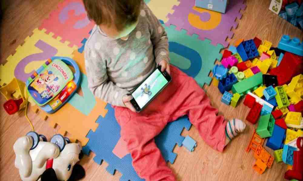 Las pantallas no son “niñeras”, los pediatras piden restringir su uso
