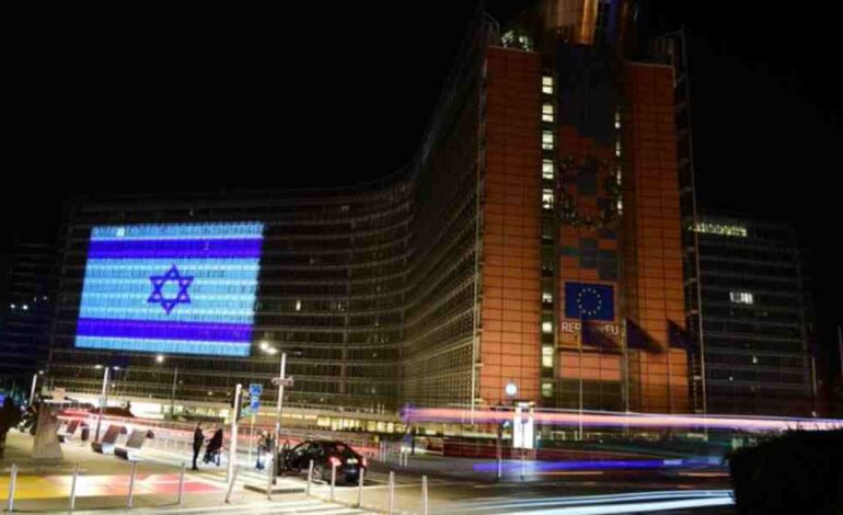 Ciudades de todo el mundo iluminan edificios en apoyo a Israel