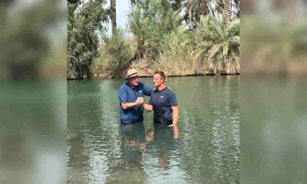 El famoso explorador Bear Grylls se bautiza en el río Jordán