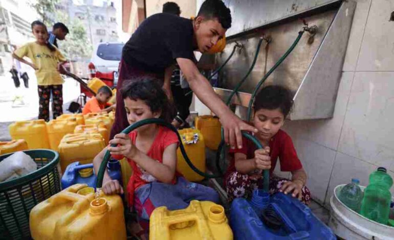 Israel reanuda su suministro de agua al sur de Gaza