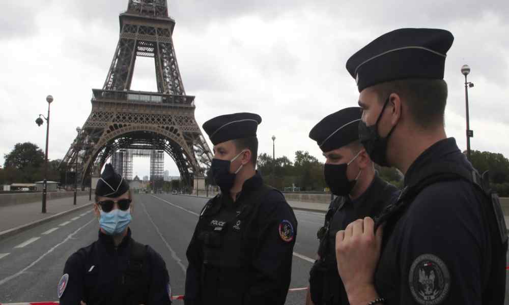 Violan a una mujer policía al pie de la Torre Eiffel
