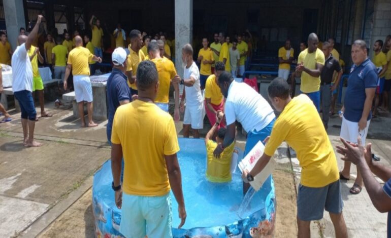 Más de 400 privados de libertad son bautizados en Panamá