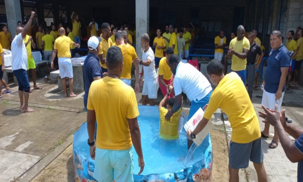 Más de 400 privados de libertad son bautizados en Panamá