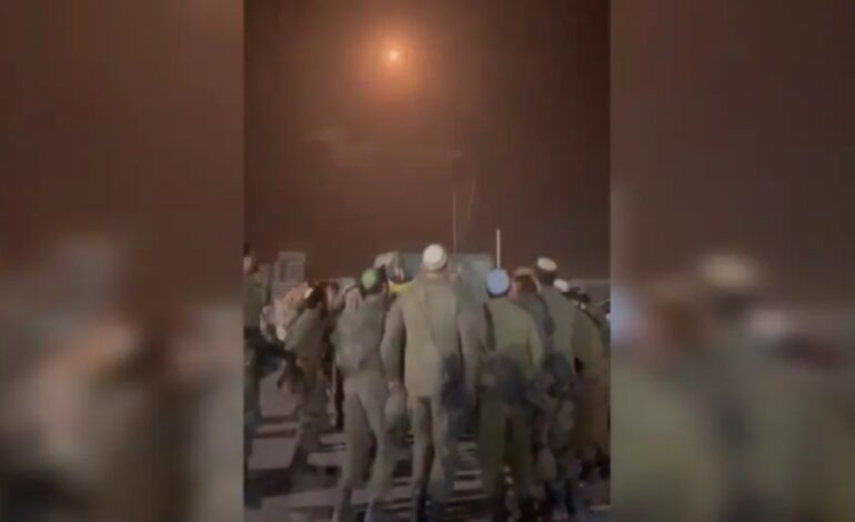 Soldados israelíes bailan con la Torá mientras destruyen misiles de Hamás