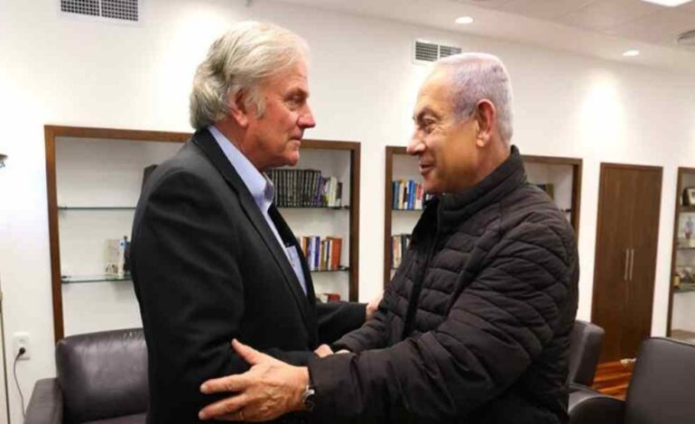 Franklin Graham ora junto al primer ministro de Israel