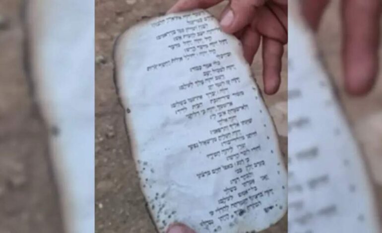 Hallan hoja intacta de la Biblia tras masacre en Israel