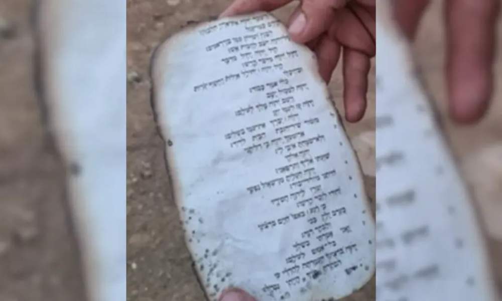 Hallan hoja intacta de la Biblia tras masacre en Israel
