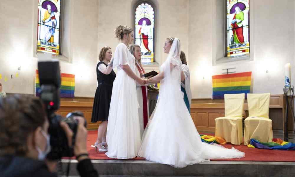 Iglesia de Inglaterra reunida considera bendiciones a parejas gay