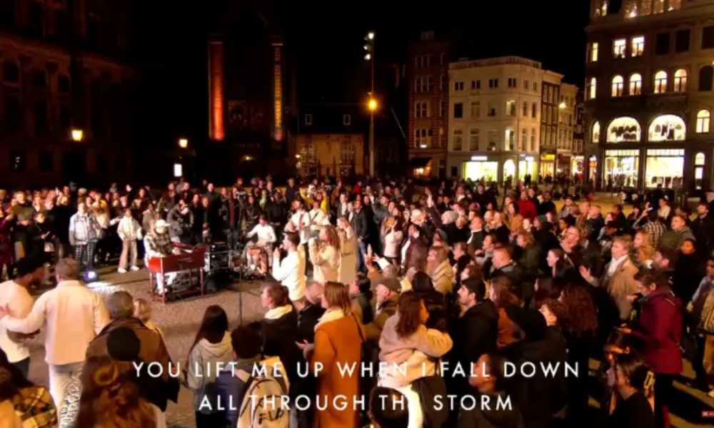 Cientos se reúnen para adorar a Jesús en la plaza de Ámsterdam