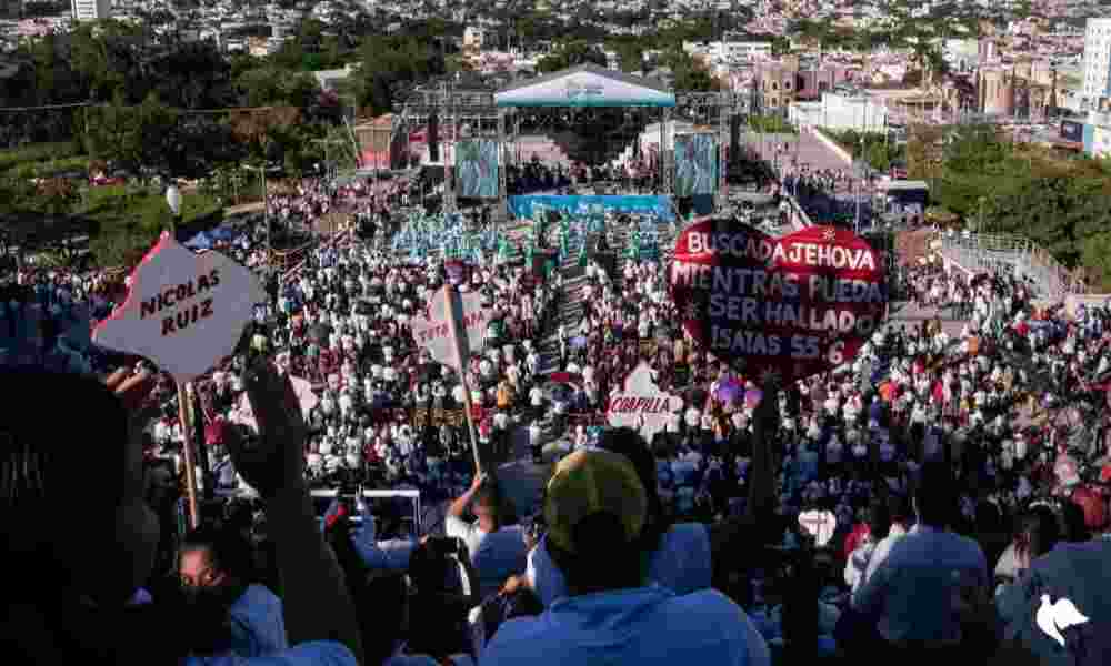 Miles de mexicanos marchan para agradecer a Dios por la paz