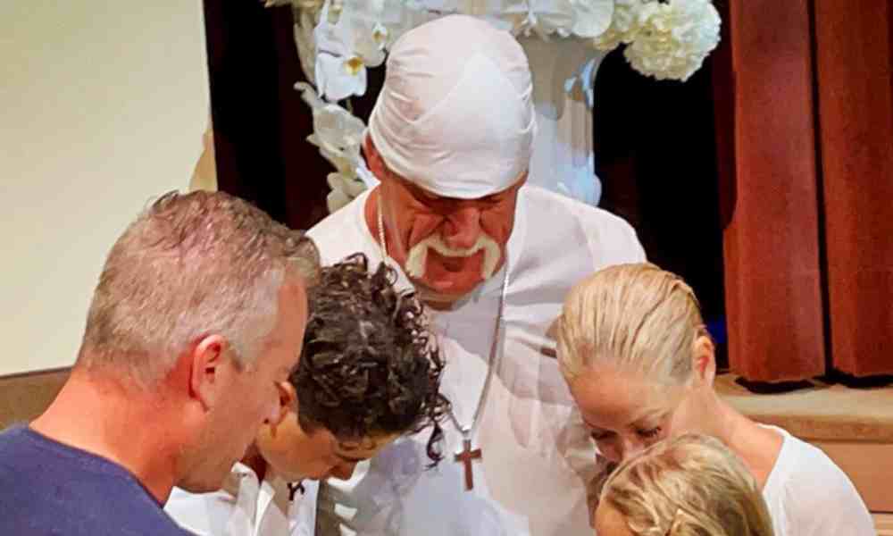 El famoso luchador Hulk Hogan se bautizó a sus 70 años