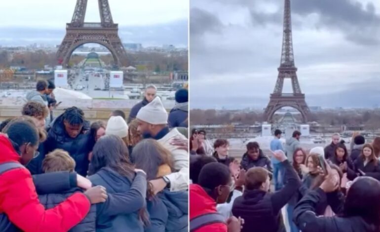 Jóvenes aceptan a Jesús en evangelización en la Torre Eiffel de París