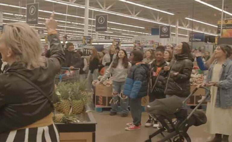 Supermercado estalla en adoración espontánea y villancicos en EE. UU.