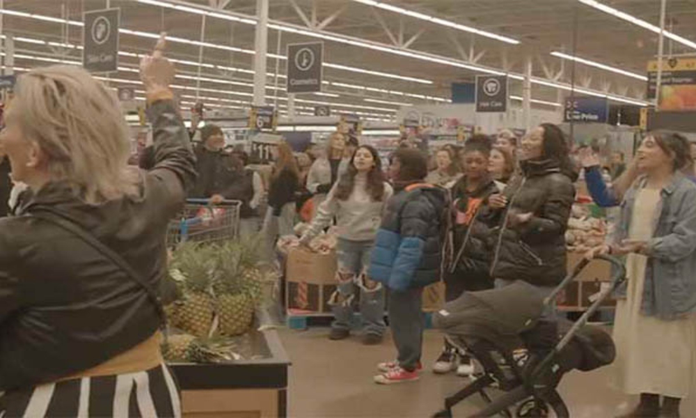 Supermercado estalla en adoración espontánea y villancicos en EE. UU.