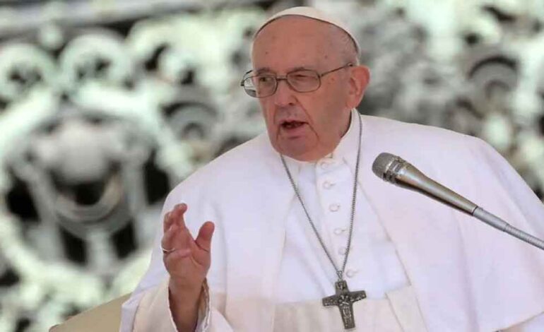 El Papa afirma su decisión de bendecir a parejas homosexuales