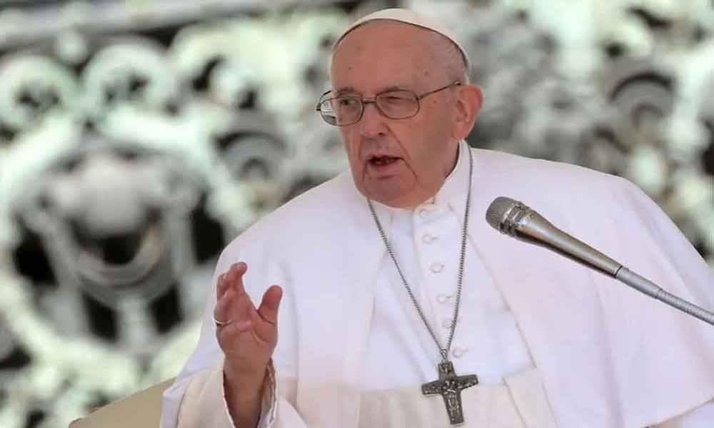 El Papa afirma su decisión de bendecir a parejas homosexuales