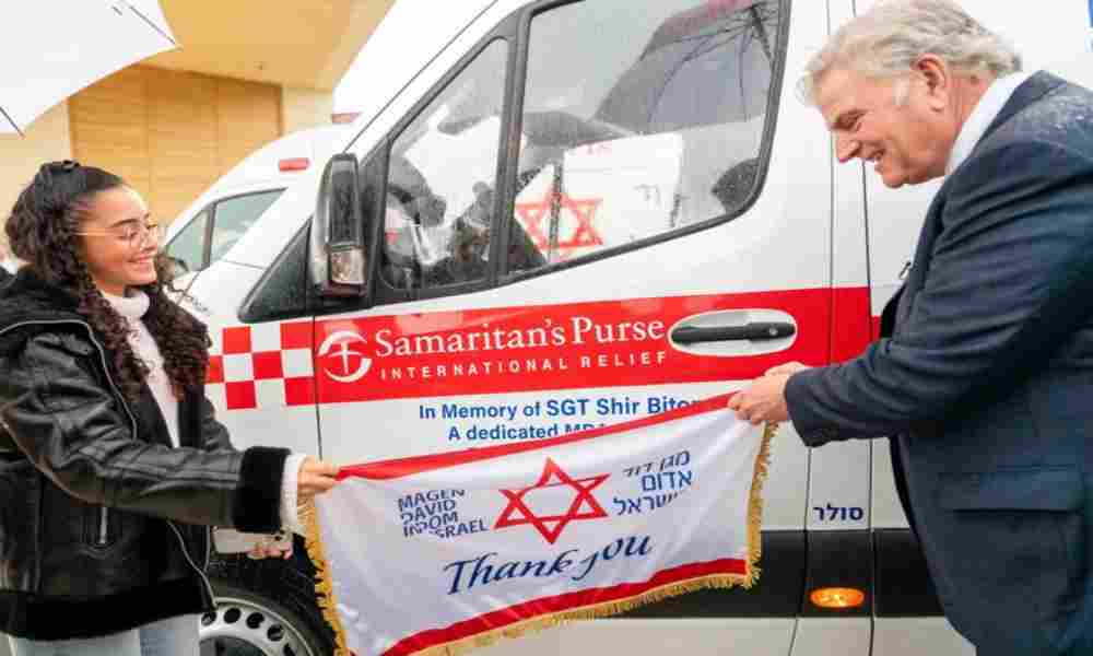 Franklin Graham entrega a Israel 14 ambulancias