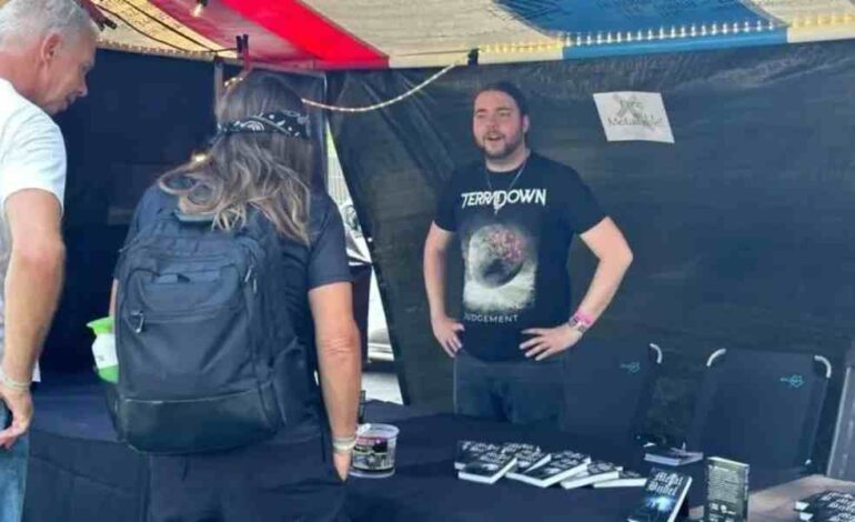 Jóvenes cristianos reparten Biblias en festival de Heavy Metal