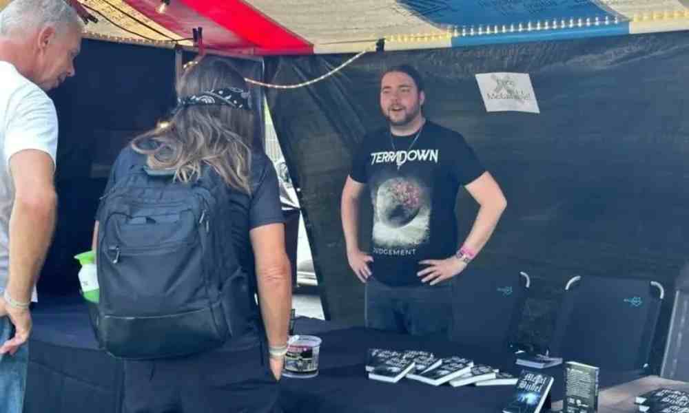 Jóvenes cristianos reparten Biblias en festival de Heavy Metal