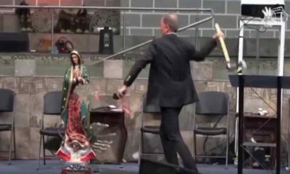 Pastor destroza imagen Virgen de Guadalupe en altar de la iglesia