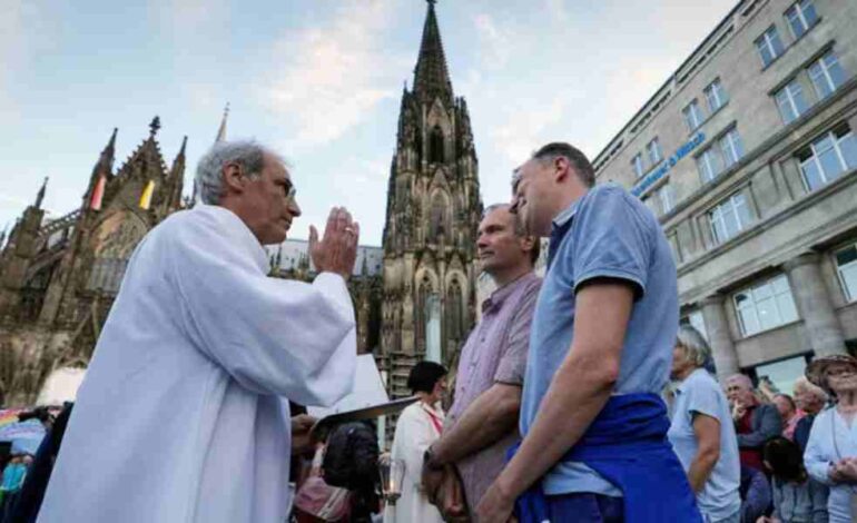 Vaticano: bendecir gays no significa respaldo a la homosexualidad