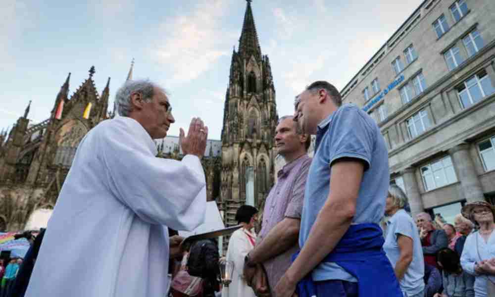 Vaticano: bendecir gays no significa respaldo a la homosexualidad