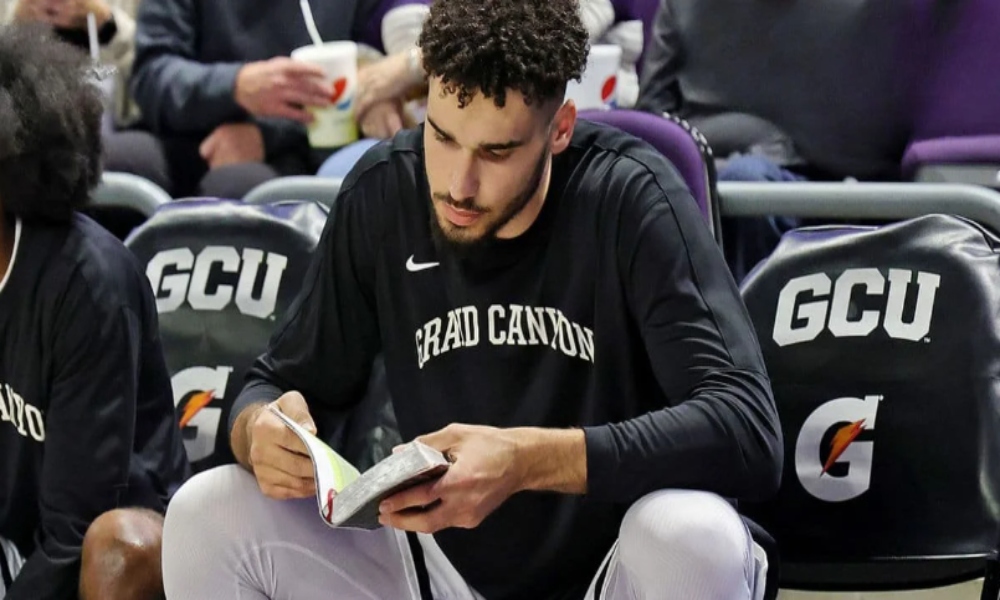 Jugador de baloncesto lee la Biblia antes de los partidos
