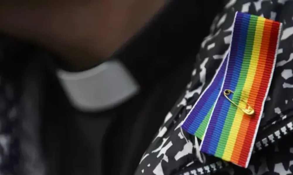 Anglicanos rechazan las bendiciones entre personas del mismo sexo 