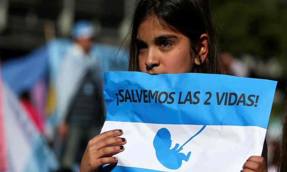Diputados de Milei presentan un proyecto para derogar la ley del aborto