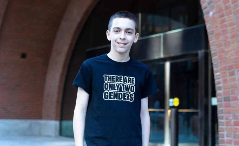 Estudiante castigado por usar camiseta que decía «dos géneros»