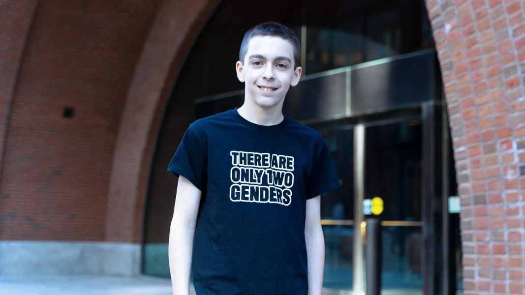 Estudiante castigado por usar camiseta que decía «dos géneros»