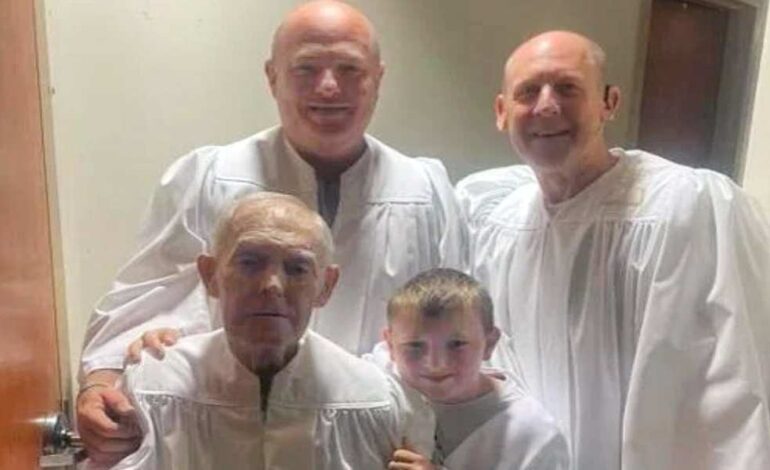 Maravilloso: Abuelo, hijo y nieto deciden bautizarse juntos