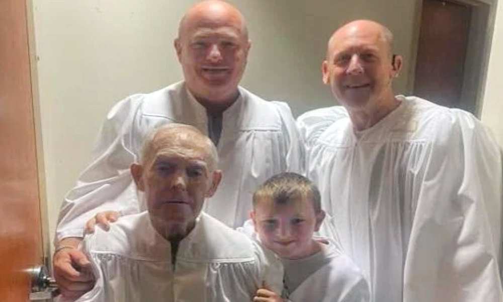 Maravilloso: Abuelo, hijo y nieto deciden bautizarse juntos