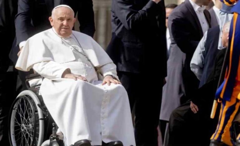 Papa Francisco ingresa de urgencia a un hospital