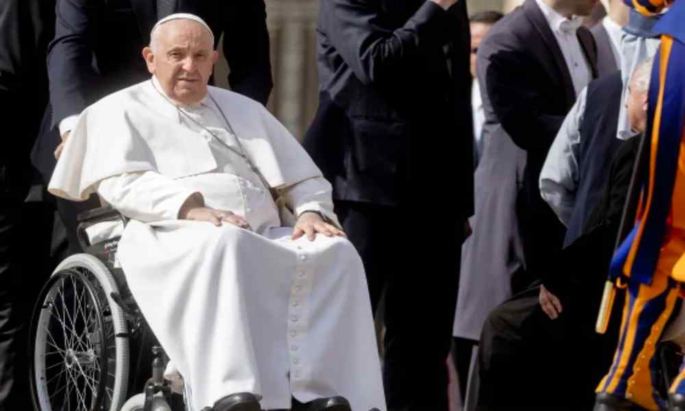 Papa Francisco ingresa de urgencia a un hospital