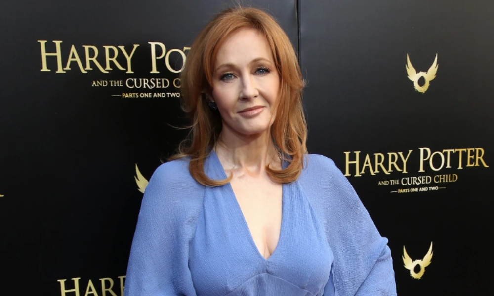 JK Rowling hace donación a grupo que defiende al sexo biológico