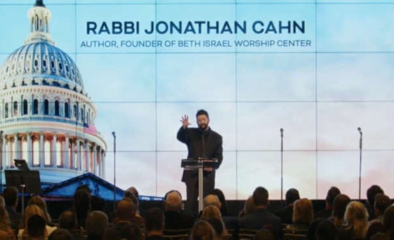 Jonathan Cahn revela la realidad de la guerra espiritual a líderes mundiales