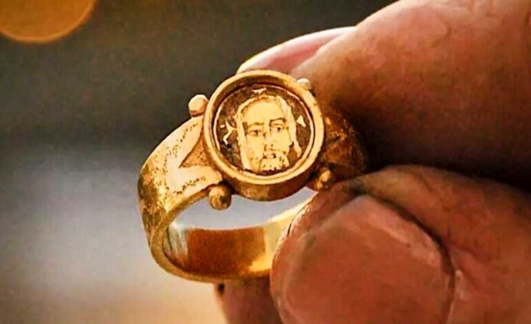 Arqueólogos encuentran anillo de oro con el ‘rostro de Jesús’
