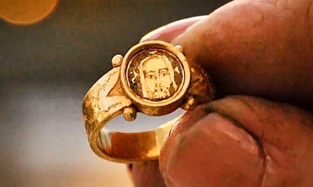 Arqueólogos encuentran anillo de oro con el ‘rostro de Jesús’